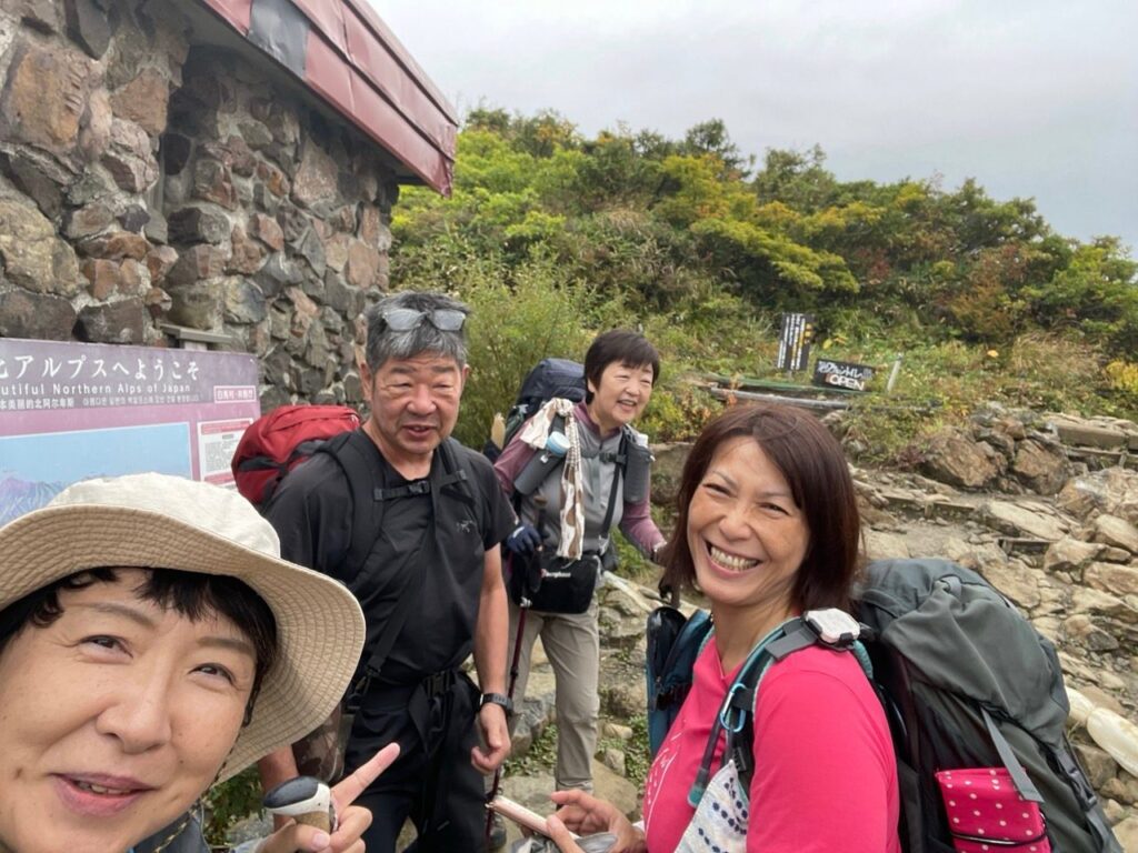 八方池山荘前でスタートの一枚