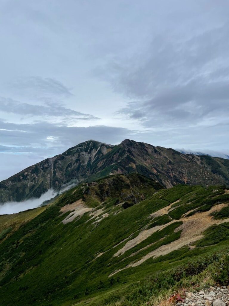 歩いてきた稜線を振り返る