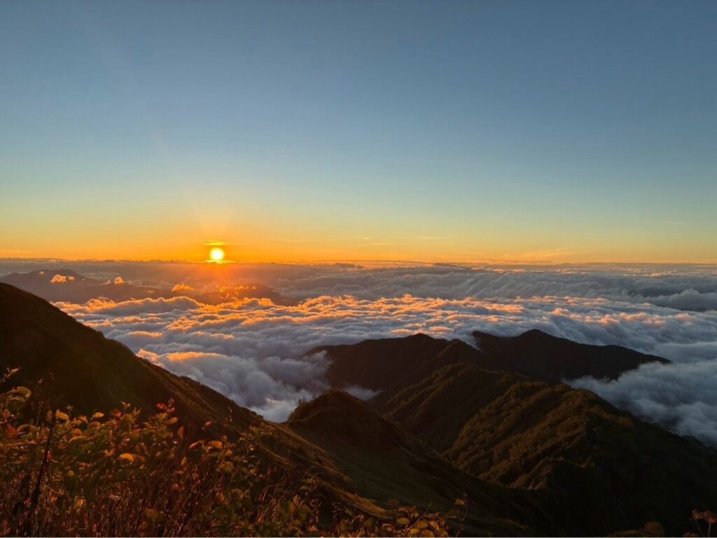 2日目 山荘前でご来光を眺め