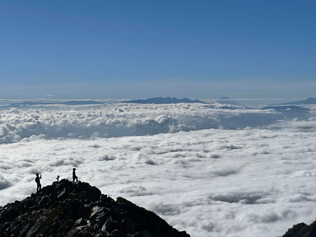 雲海の向こうに富士山