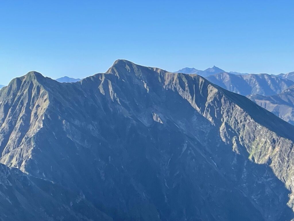 鹿島槍ヶ岳と後ろに槍ヶ岳