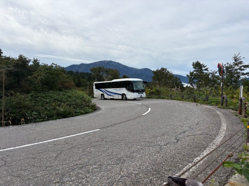 アルペンルートの高原バスを見送る